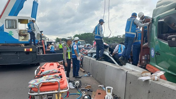 Kecelakaan Maut 3 Kendaraan di Tol Batang, 1 Tewas