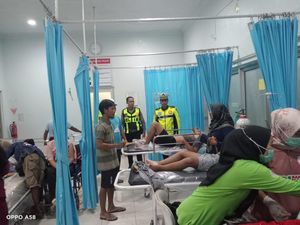Truk Muat Triplek di Jalur Gumitir Jember Tabrak Lalu Timpa Mobil