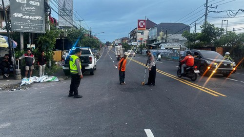 Polisi melakukan olah TKP kecelakaan maut di Jalan Buluh Indah, Denpasar, Minggu (4/1/2026).