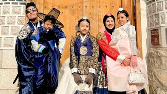 Desta Remake Foto Keluarga di Korea, Kompak Bareng Natasha Rizki & 3 Anak