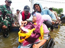 Tinjau Banjir Banjar, Gus Ipul Salurkan Sembako hingga Obat-obatan