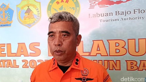 Kepala Kantor Basarnas Maumere Fathur Rahman di Posko Operasi SAR, Pelabuhan Marina Labuan Bajo, Minggu (4/1/2026) sore.