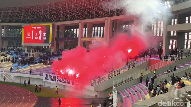 Laga Persis Solo melawan Persita Tangerang pada pekan ke-16 Super League 2025/2026 di Stadion Manahan, Kota Solo, Minggu (4/1/2026). Laga ini diwarnai aksi suporter Laskar Sambernyawa menyalakan flare.