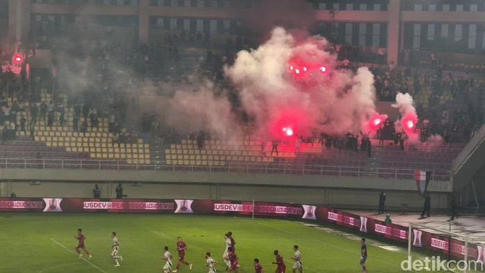 Persis Solo Diambang Sanksi Buntut Penyalaan Flare Dalam Stadion