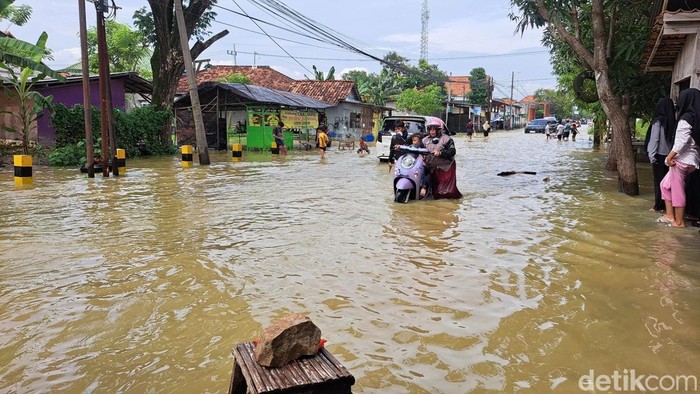 Sungai Kemuning Meluap Usai Hujan Deras, Permukiman di Sampang Tergenang