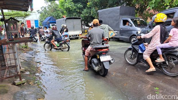 Luapan Sungai Kemuning Akibat Hujan Deras Rendam Desa di Sampang Sungai Kemuning Meluap Usai Hujan Deras, Permukiman di Sampang Tergenang