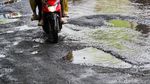 Lubang dan Genangan Warnai Jalan Otista Raya Ciputat
