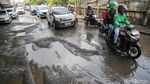 Lubang dan Genangan Warnai Jalan Otista Raya Ciputat