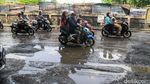 Lubang dan Genangan Warnai Jalan Otista Raya Ciputat
