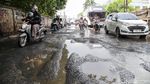 Lubang dan Genangan Warnai Jalan Otista Raya Ciputat