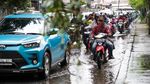 Lubang dan Genangan Warnai Jalan Otista Raya Ciputat