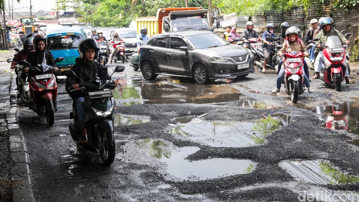 Musim Hujan Bikin Jalan Berlubang, Apakah Ban Kendaraan Anda Aman?