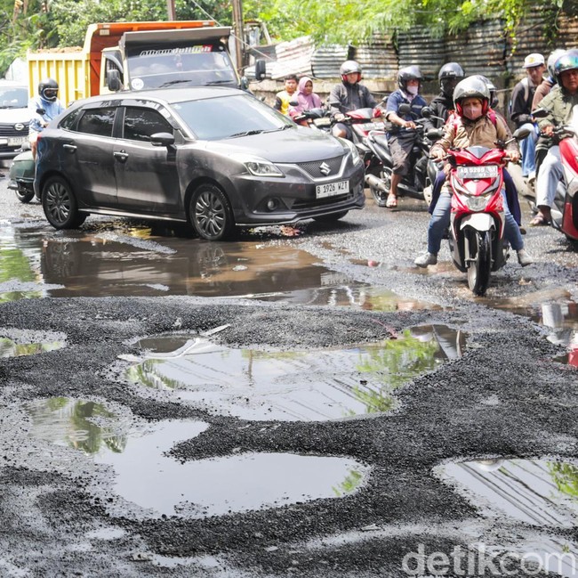 Lubang dan Genangan Warnai Jalan Otista Raya Ciputat