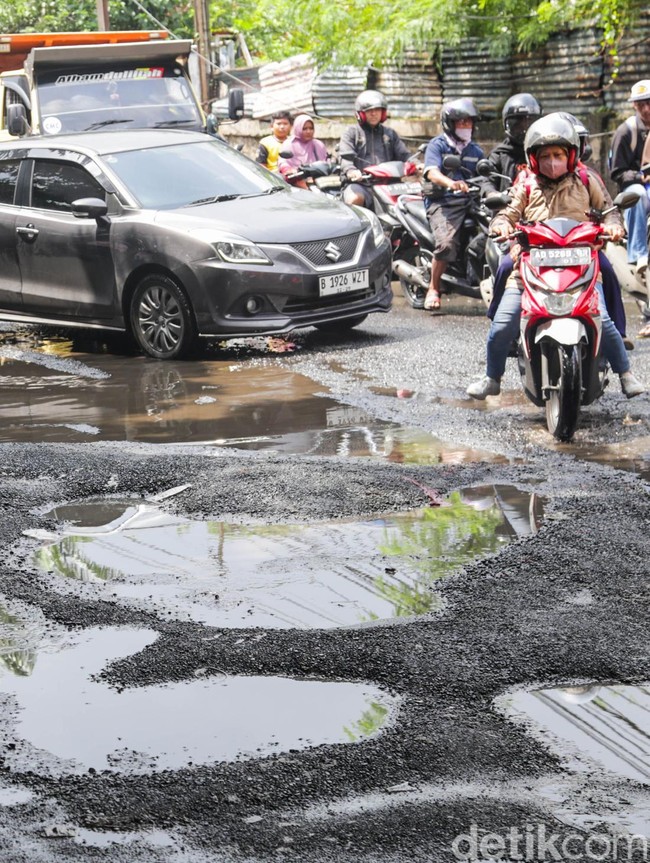 Lubang dan Genangan Warnai Jalan Otista Raya Ciputat