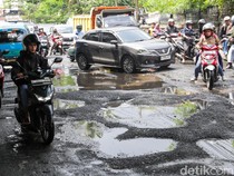 Musim Hujan Banyak Jalan Berlubang, Bisa Bikin Ban Pecah!