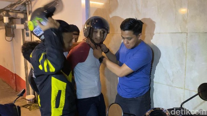 Dua pria di Makassar merampok sopir taksi online setelah memesan via WhatsApp. Satu pelaku ditangkap, sementara handphone korban dijual.