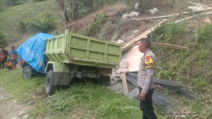 Truk Tabrak Bukit di Jalan Menurun Mamuju gegara Rem Blong, Sopir Tewas