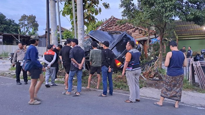 Polisi yang Tewas Usai Tabrak Gardu Listrik-Cucian Motor Diduga Hilang Konsentrasi