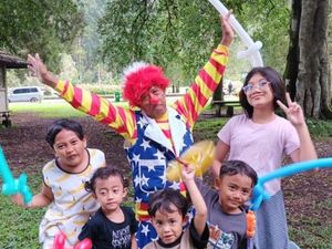 Eks Pemain Srimulat Jadi Badut untuk Hibur Anak-anak di Kebun Raya Bali