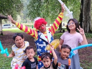 Eks Pemain Srimulat Jadi Badut untuk Hibur Anak-anak di Kebun Raya Bali