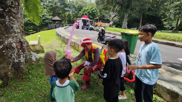 Muh Fakih Santoso (68), eks pemain Srimuat Surabaya, menghibur anak-anak dengan menyamar menjadi badut di Kebun Raya Bali. (Firizqi Irwan/detiBali) Muh Fakih Santoso (68), eks pemain Srimuat Surabaya, menghibur anak-anak dengan menyamar menjadi badut di Kebun Raya Bali. (Firizqi Irwan/detiBali)