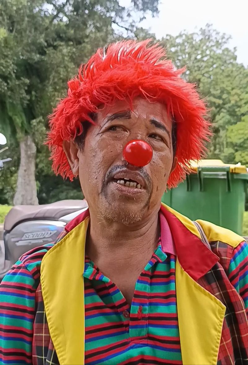 Muh Fakih Santoso (68), eks pemain Srimuat Surabaya, menyamar menjadi badut untuk hibur anak-anak di Kebun Raya Bali. (Firizqi Irwan/detiBali) Muh Fakih Santoso (68), eks pemain Srimuat Surabaya, menyamar menjadi badut untuk hibur anak-anak di Kebun Raya Bali. (Firizqi Irwan/detiBali)