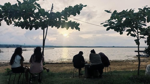 Ngaso Space, tempat bersantai menikmati senja di Pantai Telaga Waja, Kelurahan Benoa, Kecamatan Kuta Selatan, Badung. (Abid Ahmad Ibrahim/detikBali)