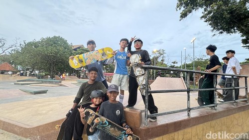 Para skateboarder ketika bermain petang hari di Kuta Beach Skatepark, (4/1/2026). (Maria Christabel DK)