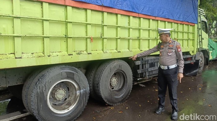 Pemotor Wanita di Parepare Tewas Terlindas Truk Usai Tabrak Mobil Parkir