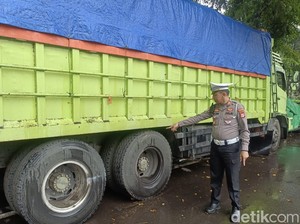 Pemotor Wanita di Parepare Tewas Terlindas Truk Usai Tabrak Mobil Parkir