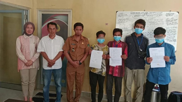 Pelaku pelemparan batu terhadap lima mobil di Tol Palembang-Prabumulih saat proses damai