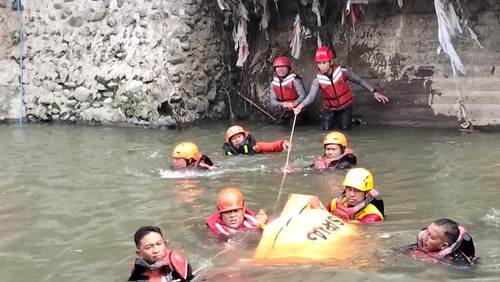 Jasad Surya dievakuasi petugas Basarnas Bali setekah ditemukan terjepit di gorong-gorong Tukad Badung, Denpasar, Minggu (4/1/2026). (Dok Basarnas Bali).