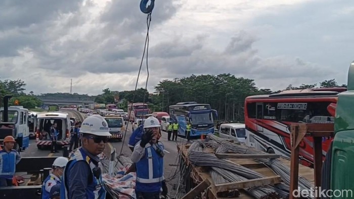 Penampakan kendaraan terlibat laka beruntun di Tol Batang KM 354, Minggu (4/1/2026).