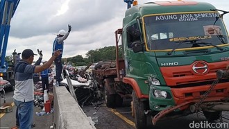 Kecelakaan Maut di Tol, Kok Truk Muatan Besi Bisa Melintas saat Ada Pembatasan?