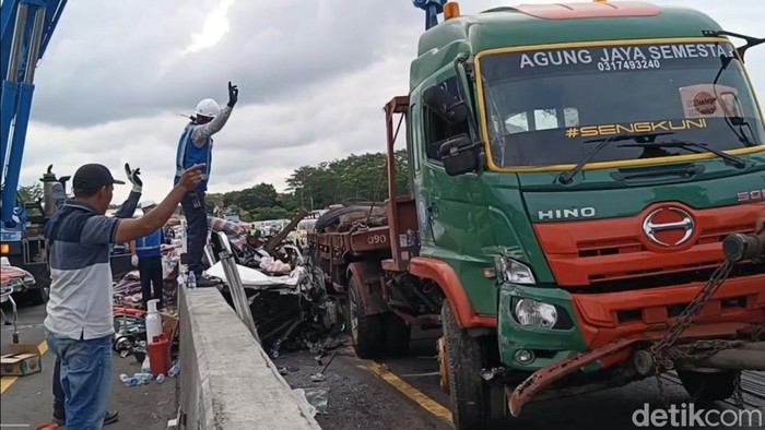 Penampakan kendaraan terlibat laka beruntun di Tol Batang KM 354, Minggu (4/1/2026).