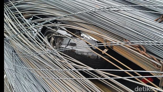 Penampakan Mercedez-Benz tertimbun besi imbas laka di Tol Batang KM 354, Minggu (4/1/2026).