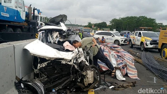 Penampakan Voxy Remuk-Mercy Tertimbun Besi Imbas Laka Beruntun di Tol Batang