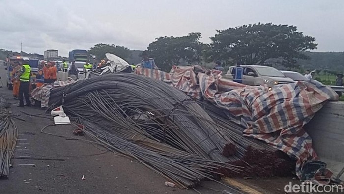 Korban Tewas Mobil Tertimpa Muatan Besi 55 Ton di Tol Batang Pegawai BUMN