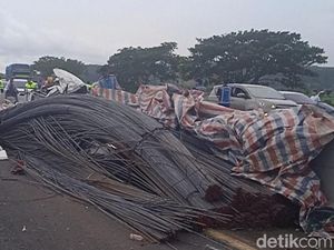 Korban Tewas Mobil Tertimpa Muatan Besi 55 Ton di Tol Batang Pegawai BUMN