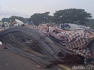 Muatan Besi 55 Ton Timpa Mobil di Tol Batang, Polisi Periksa Truk-Kondisi Jalan