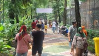 Wisatawan menikmati koleksi satwa di Kebun Binatang Surabaya. Puncak kunjungan selama libur Nataru terjadi pada 1 Januari 2026 dengan jumlah pengunjung mencapai 35 ribu orang dalam satu hari. (Foto: Esti Widiyana/detikjatim)