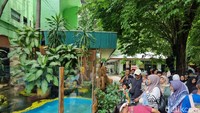 Pengunjung padati area Kebun Binatang Surabaya (KBS) di hari terakhir libur Natal dan Tahun Baru, Minggu (4/1/2026). Manajemen KBS memprediksi hingga 15 ribu orang berkunjung hingga sore hari. (Foto: Esti Widiyana/detikJatim)