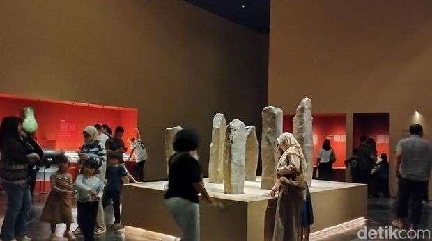Pengunjung di Museum Nasional Indonesia, Minggu (4/1/2025).