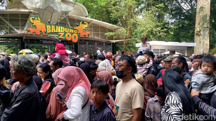 Takut Berdesakan, Sejumlah Pengunjung Batalkan Wisata ke Bandung Zoo