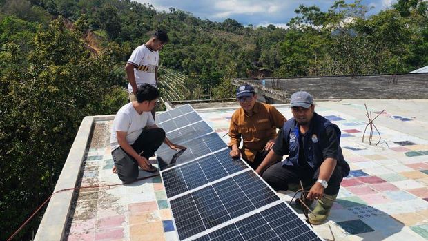 Penjernih air tenaga surya bantuan UGM di wilayah bencana Sumatera Penjernih air tenaga surya bantuan UGM di wilayah bencana Sumatera