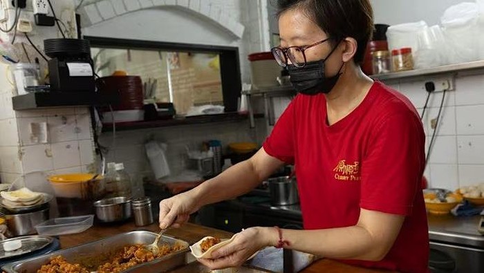 Divonis Tumor Otak, Wanita Ini Tetap Gigih Jualan Pastel Legendaris