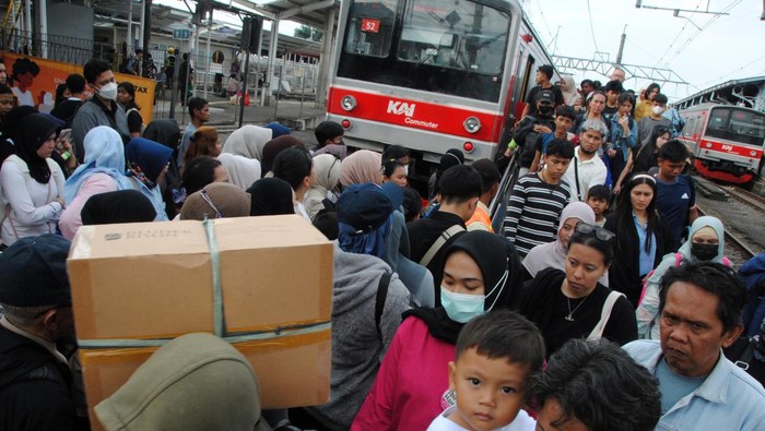 Sejumlah penumpang KRL Commuter Line memadati peron di Stasiun Bogor, Jawa Barat, Minggu (4/1/2026). KAI Commuter mencatat total volume penumpang KRL Commuter Line Jabodetabek dan sekitarnya selama masa angkutan Natal dan Tahun Baru periode 18 Desember 2025 hingga 3 Januari 2026 mencapai 16.954.833 penumpang atau meningkat enam persen dibandingkan periode tahun lalu sebanyak 16.044.800 penumpang. ANTARA FOTO/Arif Firmansyah/rwa.
