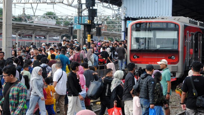 Sejumlah penumpang KRL Commuter Line memadati peron di Stasiun Bogor, Jawa Barat, Minggu (4/1/2026). KAI Commuter mencatat total volume penumpang KRL Commuter Line Jabodetabek dan sekitarnya selama masa angkutan Natal dan Tahun Baru periode 18 Desember 2025 hingga 3 Januari 2026 mencapai 16.954.833 penumpang atau meningkat enam persen dibandingkan periode tahun lalu sebanyak 16.044.800 penumpang. ANTARA FOTO/Arif Firmansyah/rwa.