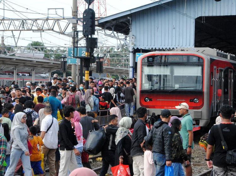 Penumpang KRL Membludak di Stasiun Bogor pada Penghujung Libur Nataru