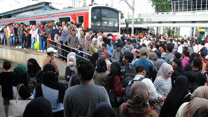 Sejumlah penumpang KRL Commuter Line memadati peron di Stasiun Bogor, Jawa Barat, Minggu (4/1/2026). KAI Commuter mencatat total volume penumpang KRL Commuter Line Jabodetabek dan sekitarnya selama masa angkutan Natal dan Tahun Baru periode 18 Desember 2025 hingga 3 Januari 2026 mencapai 16.954.833 penumpang atau meningkat enam persen dibandingkan periode tahun lalu sebanyak 16.044.800 penumpang. ANTARA FOTO/Arif Firmansyah/rwa.
